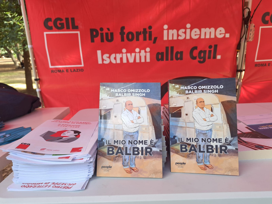 Copie del romanzo vincitore su sfondo rosso