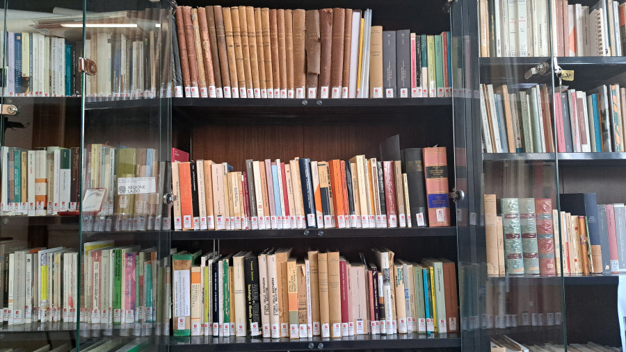 Particolare delle librerie della Biblioteca FDV dedicate al fondo "Bartocci"
