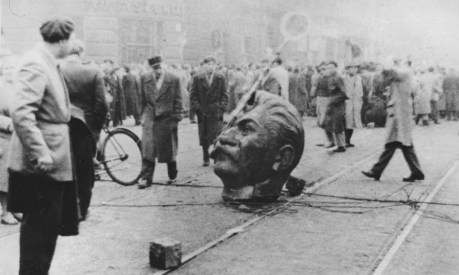 testa di una statua di stalin demolita durante i fatti d'ungheria del '56