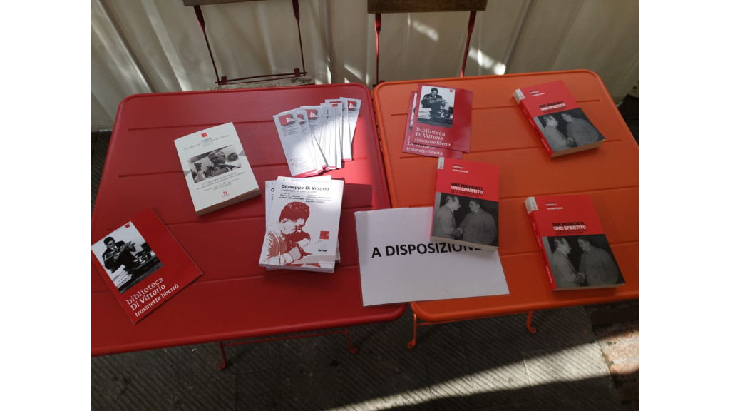 Banchetti con materiali in distribuzione