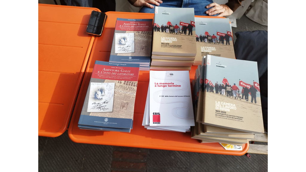 Banchetti con materiali in distribuzione