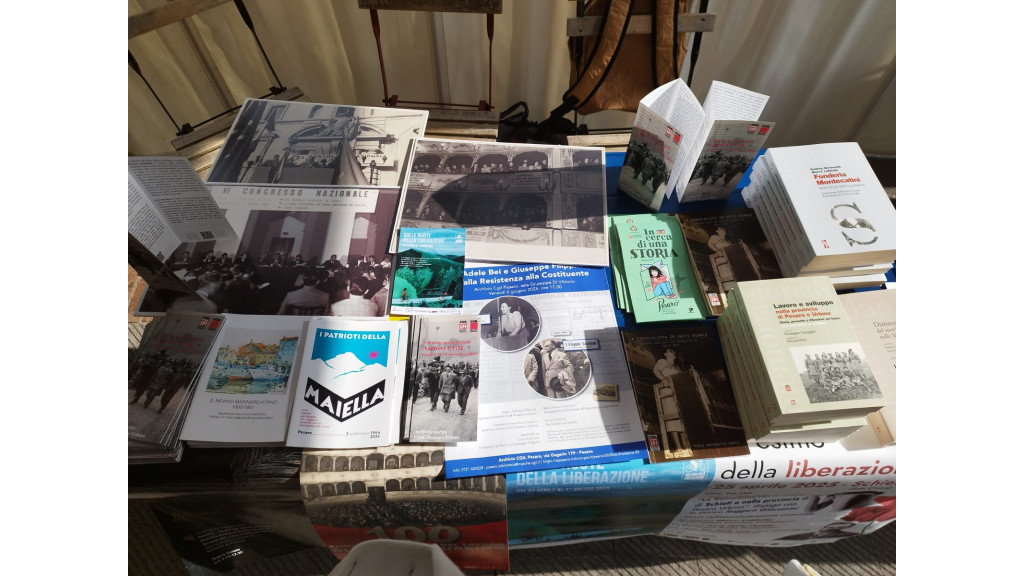 Banchetti con materiali in distribuzione