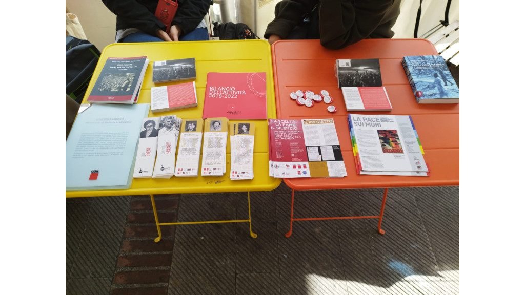 Banchetti con materiali in distribuzione