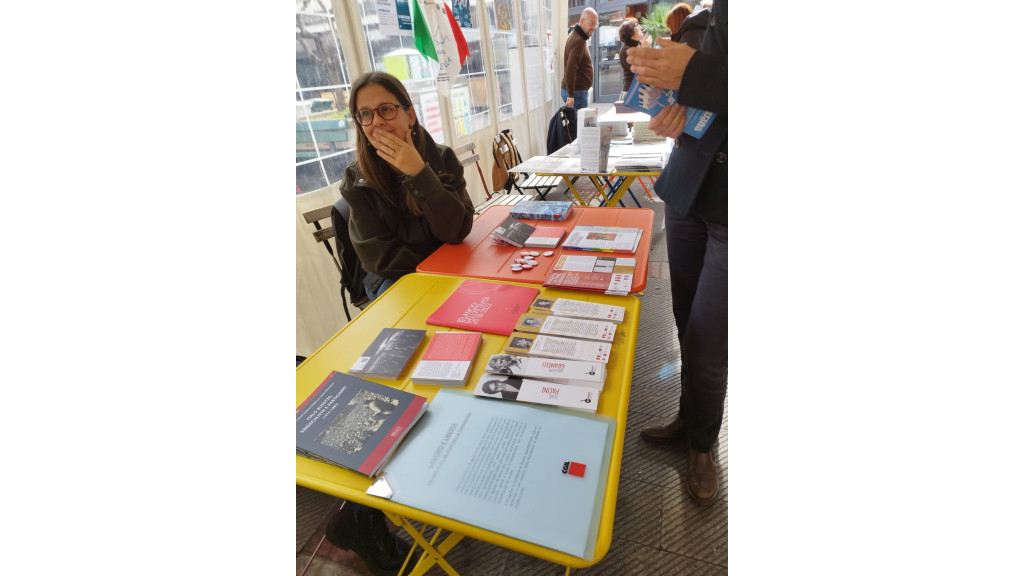 Banchetti con materiali in distribuzione