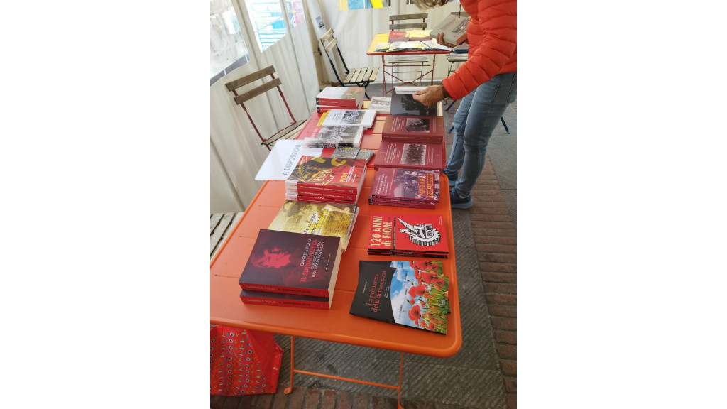 Banchetti con materiali in distribuzione