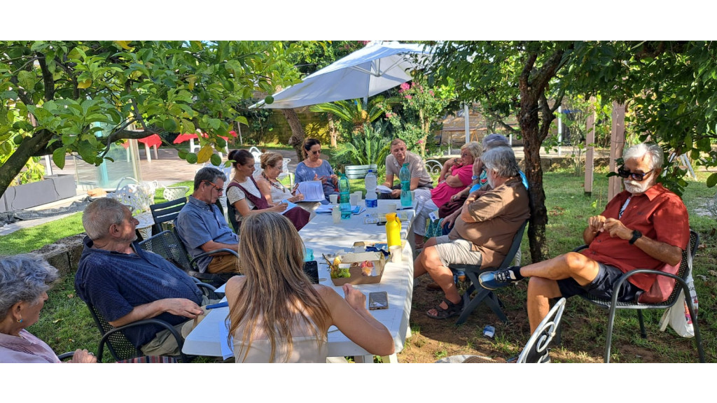 l'immagine mostra un tavolo con varie persone