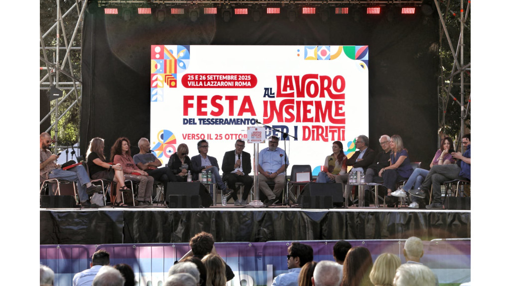 persone diposte a semicerchio su un palco