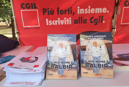 Copie del romanzo vincitore su sfondo rosso