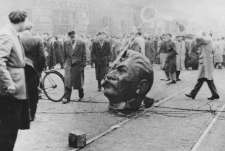 testa di una statua di stalin demolita durante i fatti d'ungheria del '56